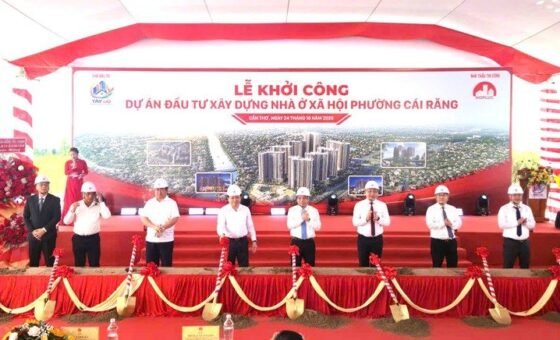 Đại biểu thực hiện nghi thức khởi công nhà ở xã hội tại phường Cái Răng