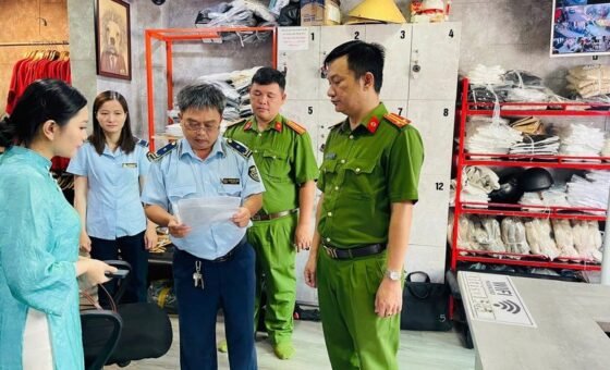 Lực lượng liên ngành Cần Thơ phối hợp kiểm tra trên địa bàn phường Ninh Kiều