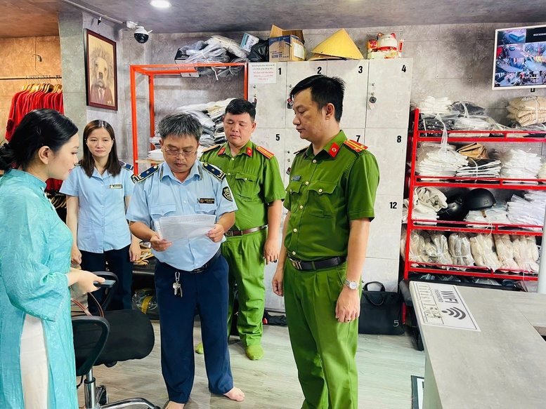 Lực lượng liên ngành Cần Thơ phối hợp kiểm tra trên địa bàn phường Ninh Kiều