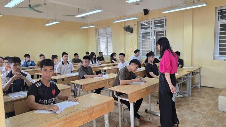 Cán bộ giám sát học sinh làm bài trong phòng thi