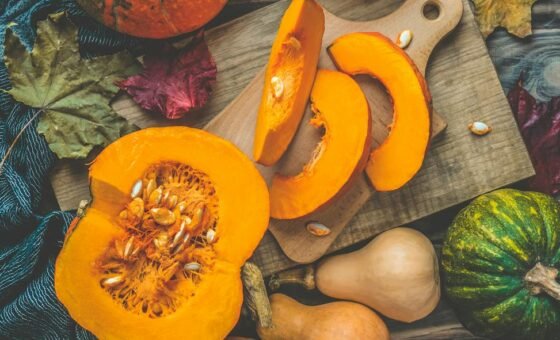 Quả bí đỏ tươi giàu chất chống oxy hóa lutein, kali và chất xơ hòa tan tốt cho sức khỏe