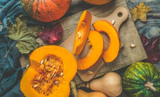 Quả bí đỏ tươi giàu chất chống oxy hóa lutein, kali và chất xơ hòa tan tốt cho sức khỏe