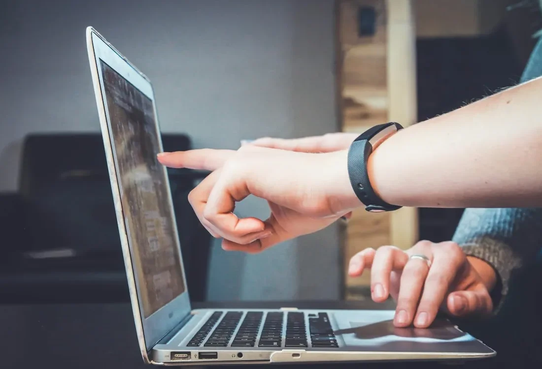 Người làm việc với máy tính và tài liệu