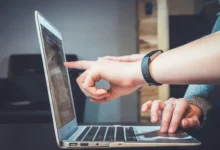 Người làm việc với máy tính và tài liệu