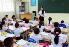Giáo viên giảng bài cho học sinh trong lớp học