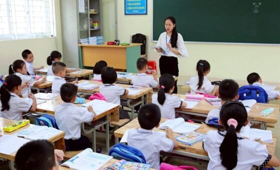 Giáo viên giảng bài cho học sinh trong lớp học