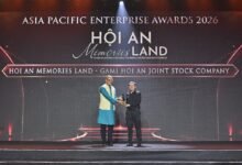 Lãnh đạo đơn vị nhận cúp vinh danh Đảo Ký Ức Hội An APEA 2026 tại lễ trao giải