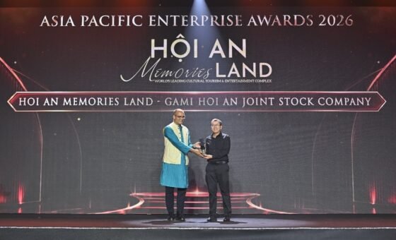 Lãnh đạo đơn vị nhận cúp vinh danh Đảo Ký Ức Hội An APEA 2026 tại lễ trao giải
