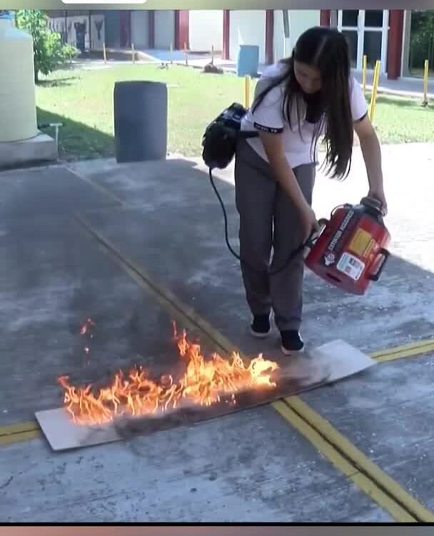 Nữ sinh Mexico thử nguyên mẫu dập lửa bằng âm thanh