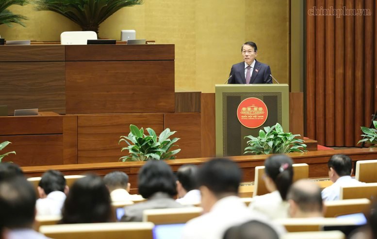 Đại biểu phát biểu tại cuộc họp về thủ tục phòng cháy chữa cháy
