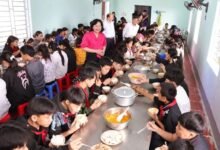 Học sinh ăn trưa tập trung tại trường