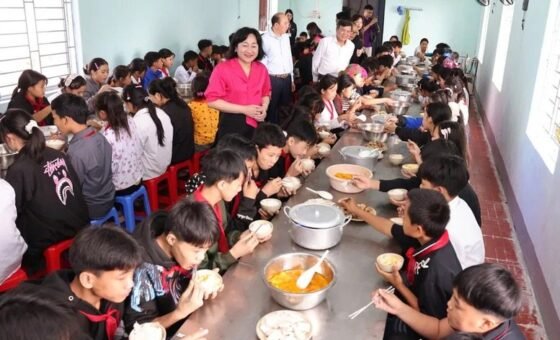 Học sinh ăn trưa tập trung tại trường