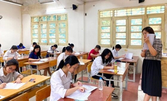 Học sinh làm bài tại phòng thi tuyển sinh lớp 10