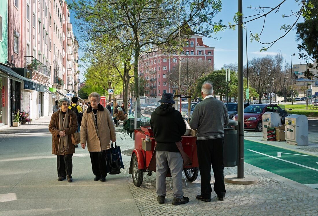 Người đi bộ tại khu vực đô thị Lisbon trong ảnh tư liệu