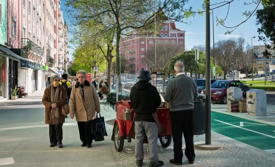 Người đi bộ tại khu vực đô thị Lisbon trong ảnh tư liệu