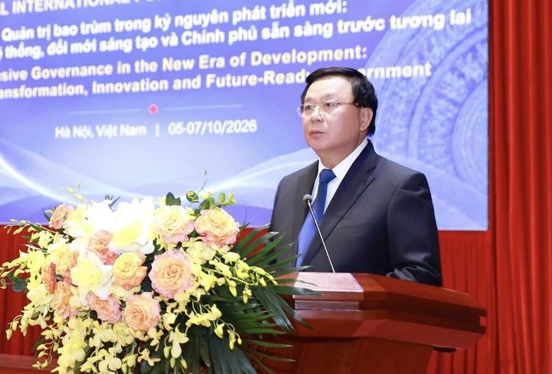 Diễn giả trình bày tại diễn đàn ứng dụng AI trong quản trị