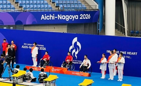 Đỗ Thanh Hải và Lê Tiến Đạt trên bục nhận huy chương bơi tại Asian Para Games