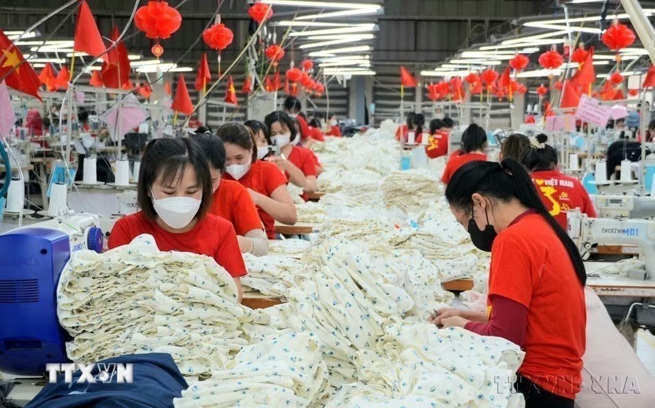Ảnh tư liệu công việc trong một cơ sở sản xuất hàng xuất khẩu