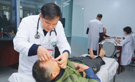 Bác sĩ thăm khám