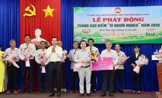 Chủ tịch UBND tỉnh Đồng Tháp Nguyễn Thanh Nhàn tặng hoa tri ân các nhà hảo tâm đóng góp cho Quỹ Vì người nghèo tỉnh Đồng Tháp