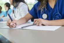 Sinh viên y khoa thực hành lâm sàng theo mô hình đào tạo cử nhân cổng thông tin sức khỏe mới