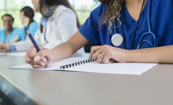 Sinh viên y khoa thực hành lâm sàng theo mô hình đào tạo cử nhân cổng thông tin sức khỏe mới