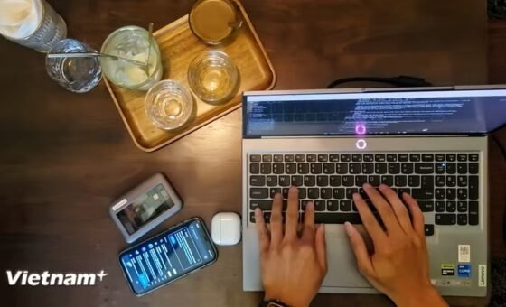 Máy tính và góc bàn làm việc ở quán cà phê