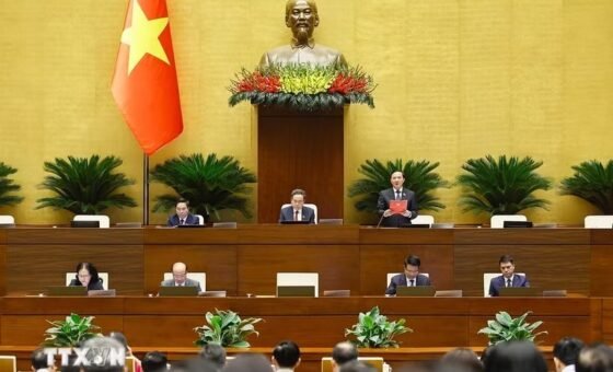 Nguyễn Khắc Định trao đổi tại nghị trường