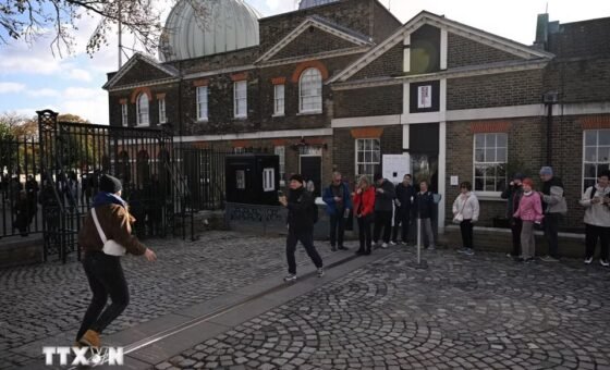 Đường Kinh tuyến gốc quốc tế lịch sử tại Đài thiên văn Hoàng gia Greenwich, London, Anh