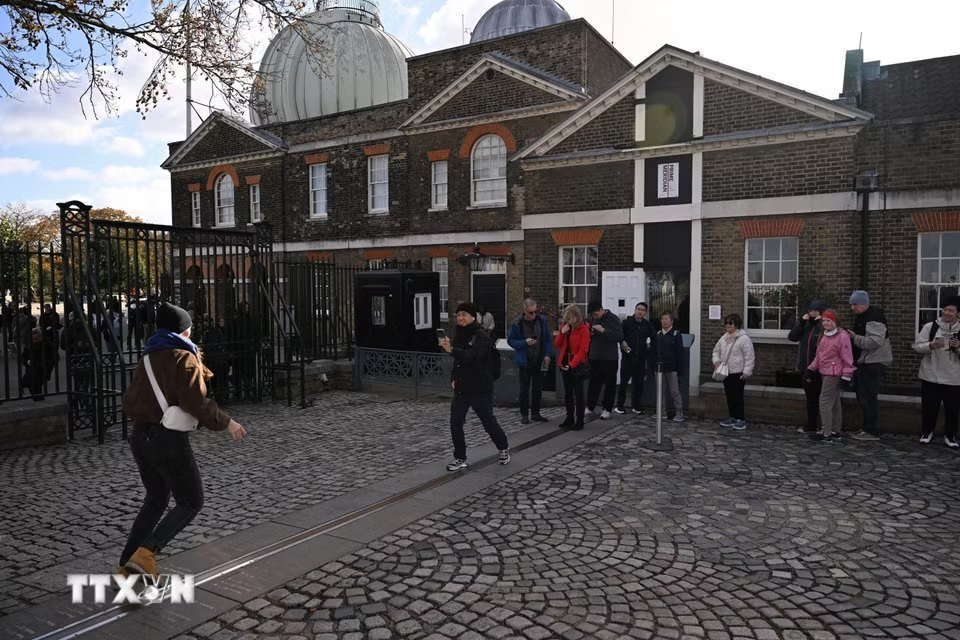 Đường Kinh tuyến gốc quốc tế lịch sử tại Đài thiên văn Hoàng gia Greenwich, London, Anh