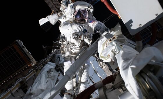 Phi hành gia Anil Menon thực hiện hoạt động ngoài ISS trong ảnh NASA công bố, ảnh tư liệu về vận hành trạm