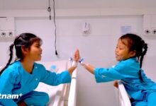 Bác sĩ thăm khám cho trẻ, ảnh trong bản tin về chương trình Trái tim vì Trái tim tại Đà Nẵng