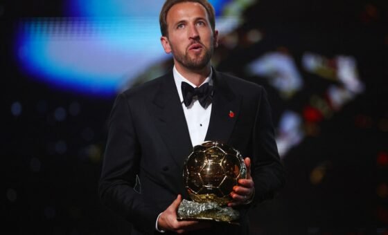 Tiền đạo Harry Kane nâng cao danh hiệu Quả bóng vàng 2026 tại London