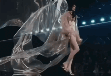Siêu mẫu Hề Mộng Dao tự tin sải bước tại Victoria's Secret Show 2026 ở Mỹ