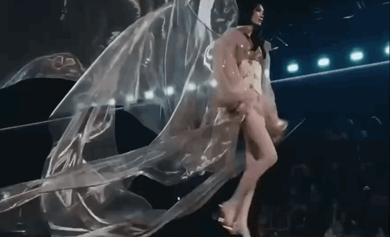Siêu mẫu Hề Mộng Dao tự tin sải bước tại Victoria's Secret Show 2026 ở Mỹ