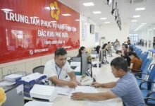 Cán bộ hành chính hướng dẫn người dân tại quầy tiếp nhận hồ sơ ở Phú Quốc