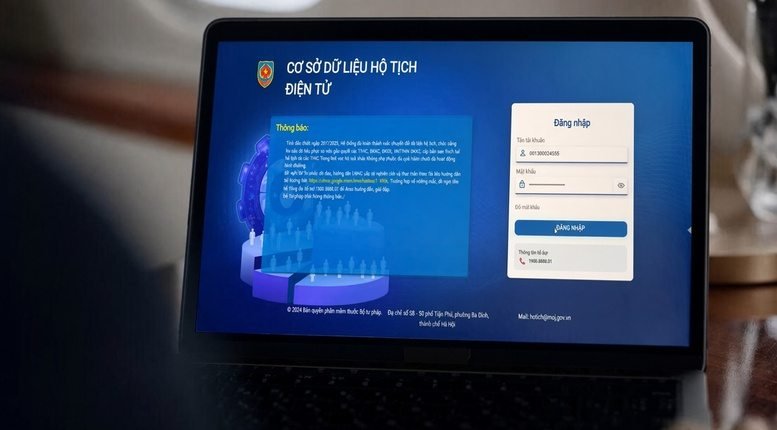 Máy tính hiển thị giao diện hệ thống hộ tịch điện tử