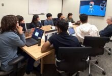 Nhóm học sinh làm việc với máy tính trong chương trình NASA SEES