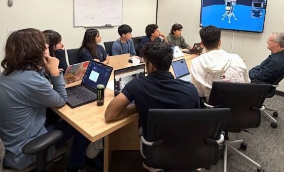 Nhóm học sinh làm việc với máy tính trong chương trình NASA SEES