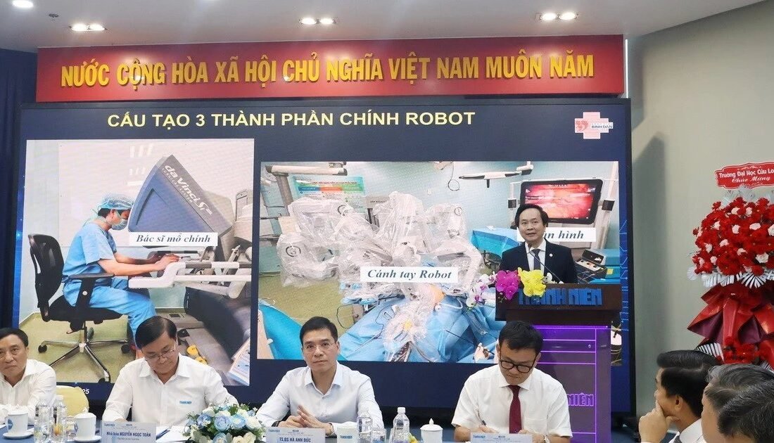 Đại biểu tại sự kiện chuyên môn được nguồn tin công bố cùng thông tin phẫu thuật robot tại Bệnh viện Bình Dân