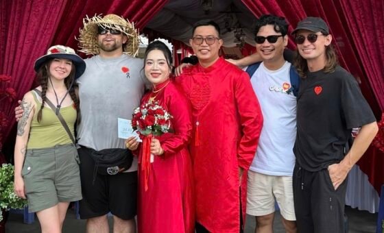 Hai du khách Mỹ gây sốt mạng xã hội với màn ca hát và nhảy tại đám cưới Cần Thơ