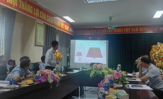 Đại biểu trình bày kết quả khai quật Đàn tế Nam Giao