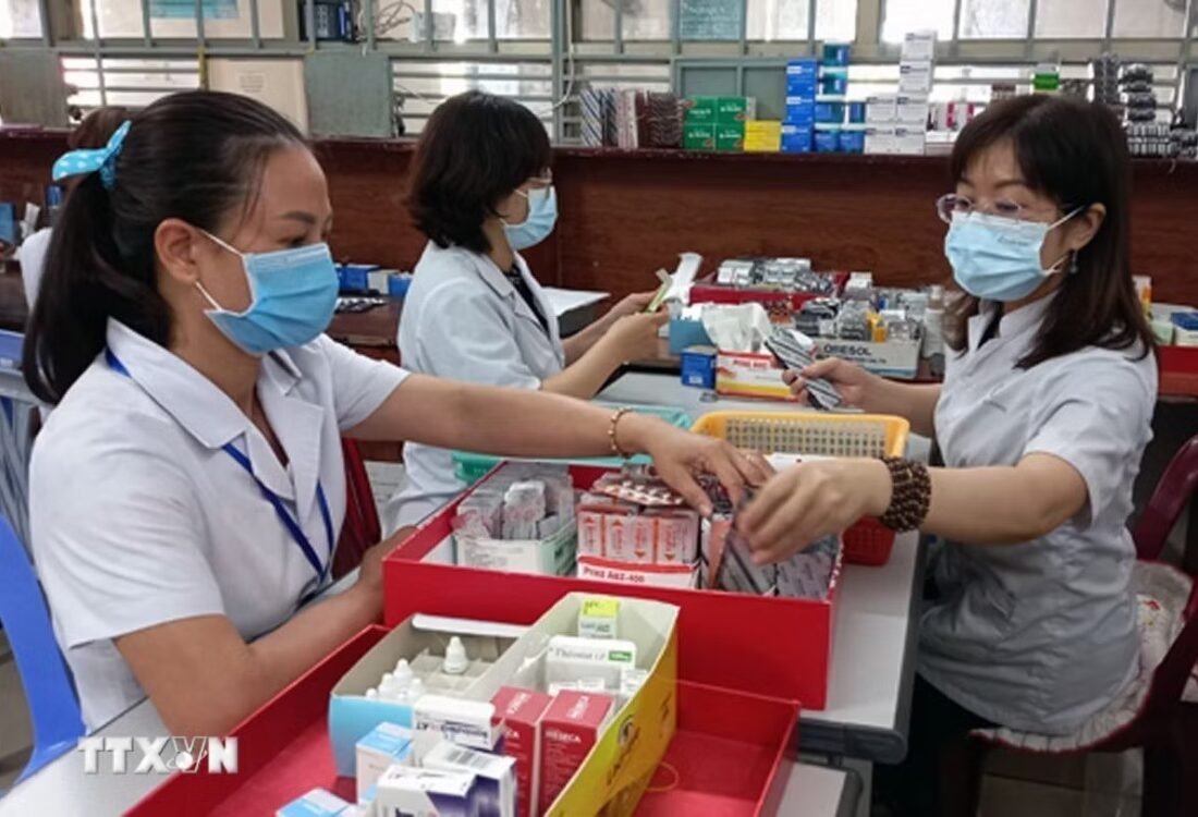 Nhân viên y tế chuẩn bị thuốc cho người bệnh ngoại trú
