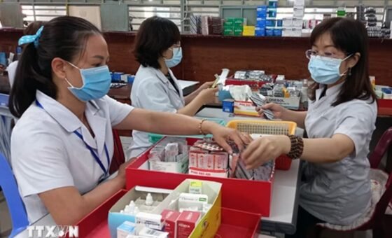 Nhân viên y tế chuẩn bị thuốc cho người bệnh ngoại trú