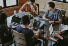 Nhóm làm việc cùng máy tính
