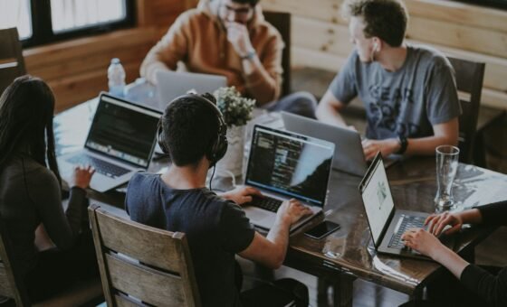 Nhóm làm việc cùng máy tính