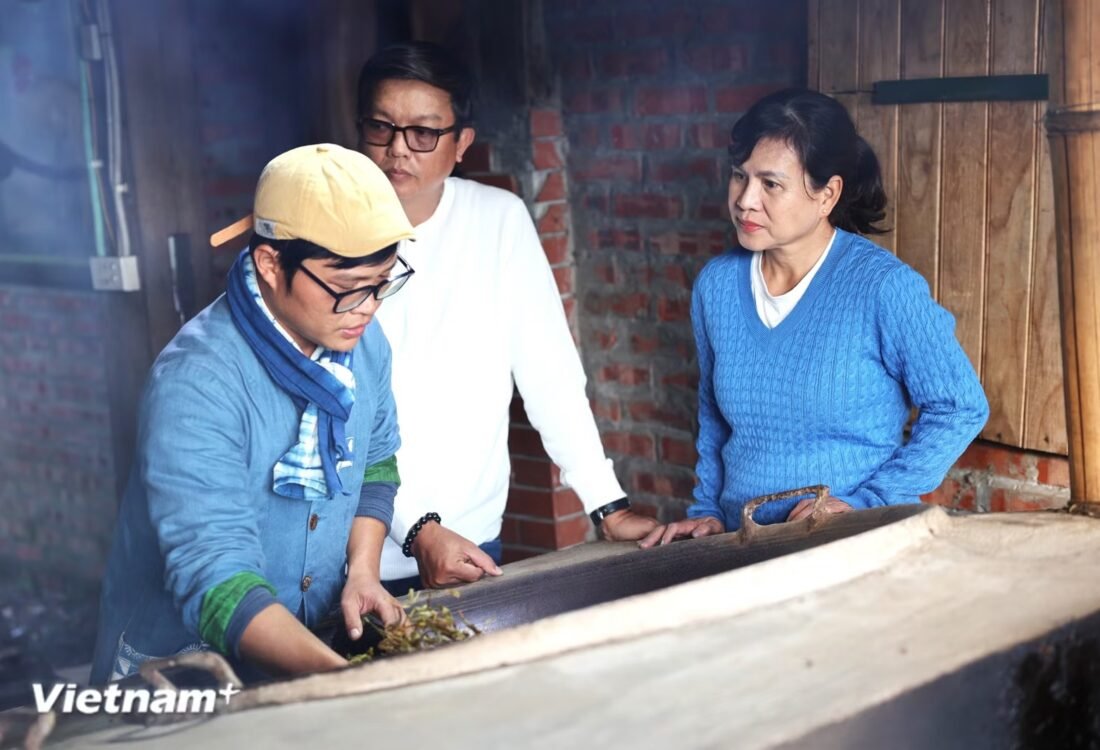 Nguyễn Thành Kiên hướng dẫn công đoạn sao trà