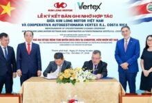 Ông Đào Viết Ánh, Tổng Giám đốc KIM LONG MOTOR và ông Avelino Salvador Fallas Monge, Chủ tịch Hội đồng Quản trị Vertex RL ký MOU