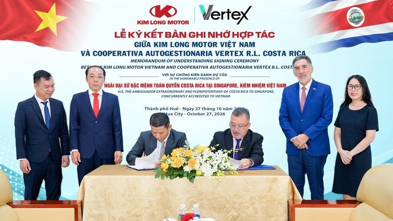 Ông Đào Viết Ánh, Tổng Giám đốc KIM LONG MOTOR và ông Avelino Salvador Fallas Monge, Chủ tịch Hội đồng Quản trị Vertex RL ký MOU
