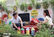 Giáo viên mầm non Thanh Lòa chuẩn bị đồ dùng cho trẻ